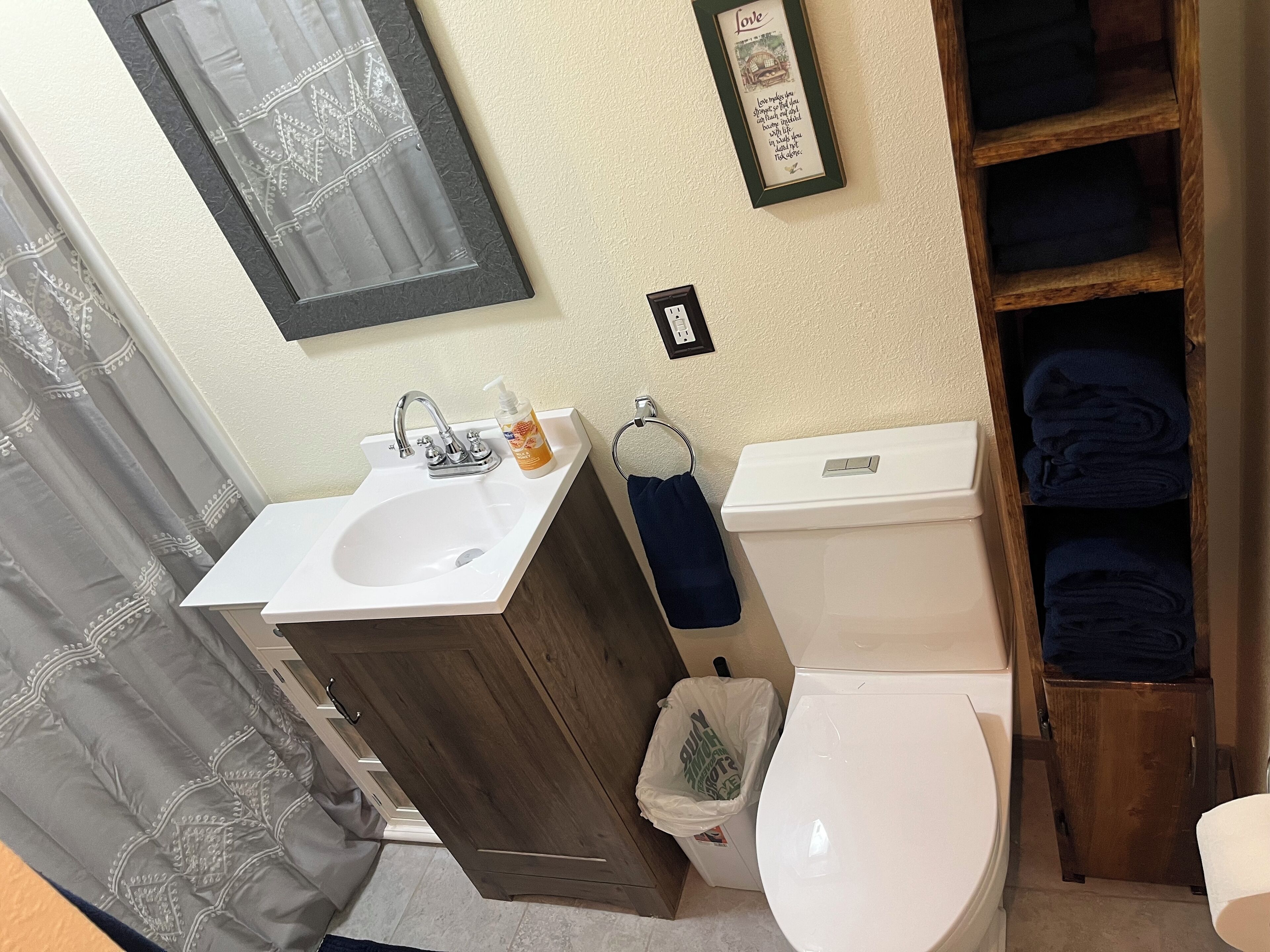 Serviettes fournies, savon, shampoing, papier toilette