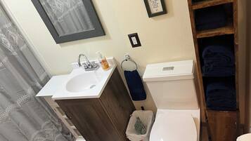 Toalhas de banho, sabonete, shampoo, papel higiênico