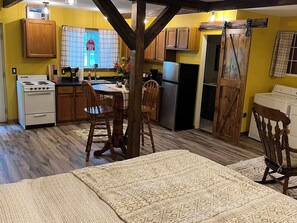1 bedroom, free WiFi, bed sheets - The Little Red Barn (Cedar Falls)