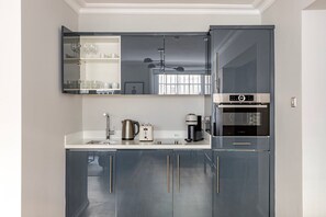 Fridge, microwave, cookware/dishes/utensils - Blueground | Marylebone, wifi, nr Regent's Park (London)