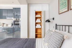 Fer et planche à repasser, Wi-Fi, literie fournie