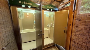 Toalhas de banho, shampoo, papel higiênico