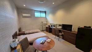 基础双人房 | 办公桌、笔记本电脑工作区