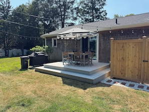 Outdoor dining - Charming 3-bedroom house in lovely Barnstable (Barnstable)