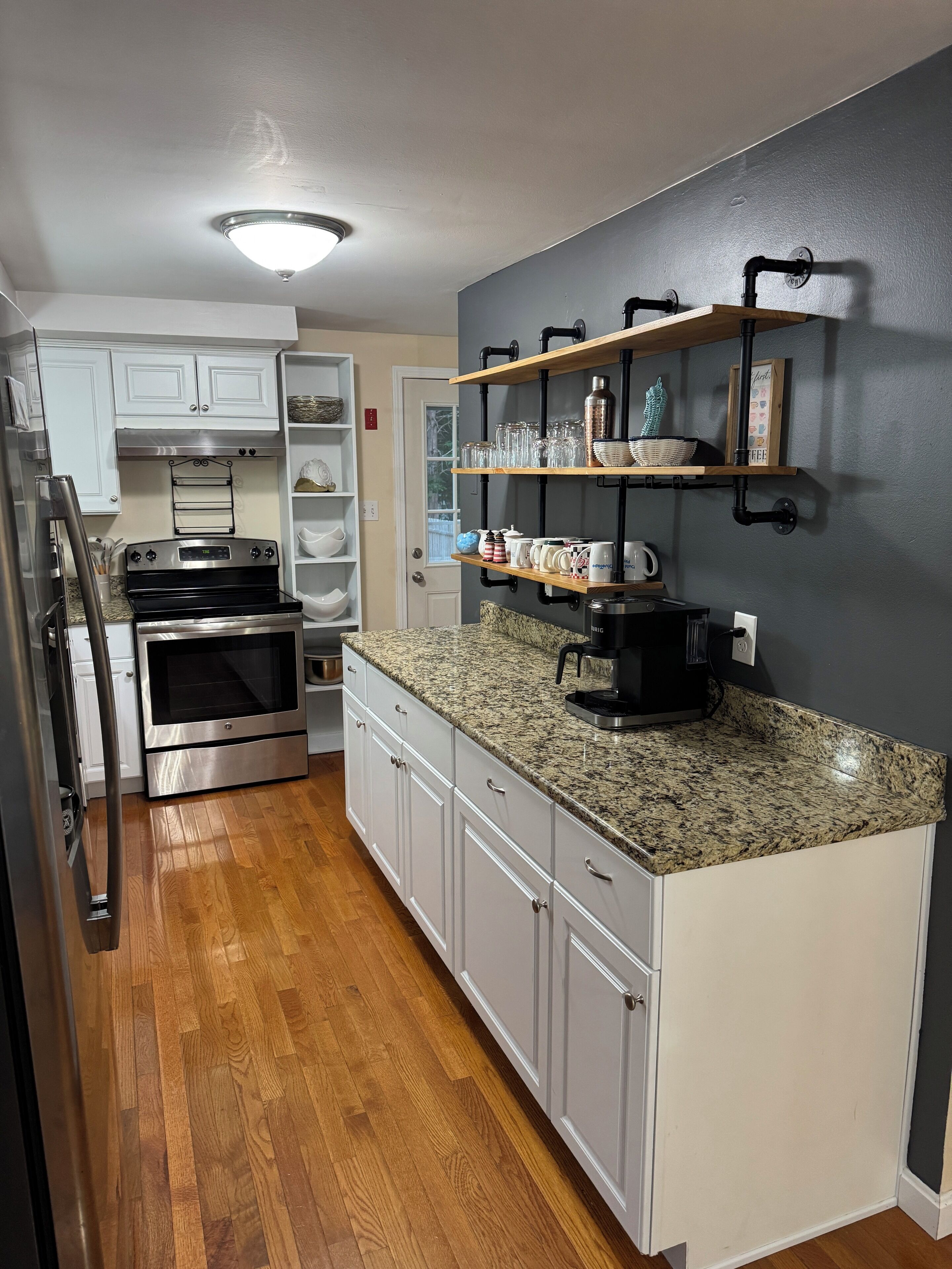 Coffee/tea maker, fridge, microwave, oven