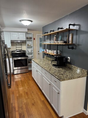 Fridge, microwave, oven, stovetop - Charming 3-bedroom house in lovely Barnstable (Barnstable)