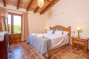 Planxa i posts de planxar, wifi gratuïta i roba de llit