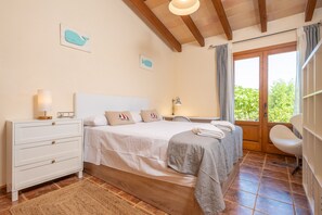 3 makuuhuonetta, silitysrauta/-lauta, ilmainen Wi-Fi, vuodevaatteet