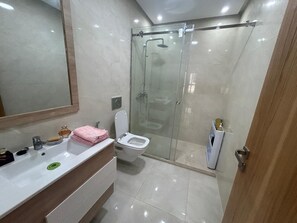Dusche, Handtücher, Toilettenpapier