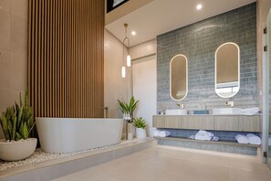 Slippers, soap, shampoo, toilet paper