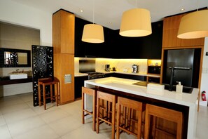 Mikrowelle, Ofen, Herdplatte, Geschirrspüler