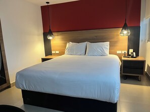 Széf a szobában és laptophoz jól használható munkafelület