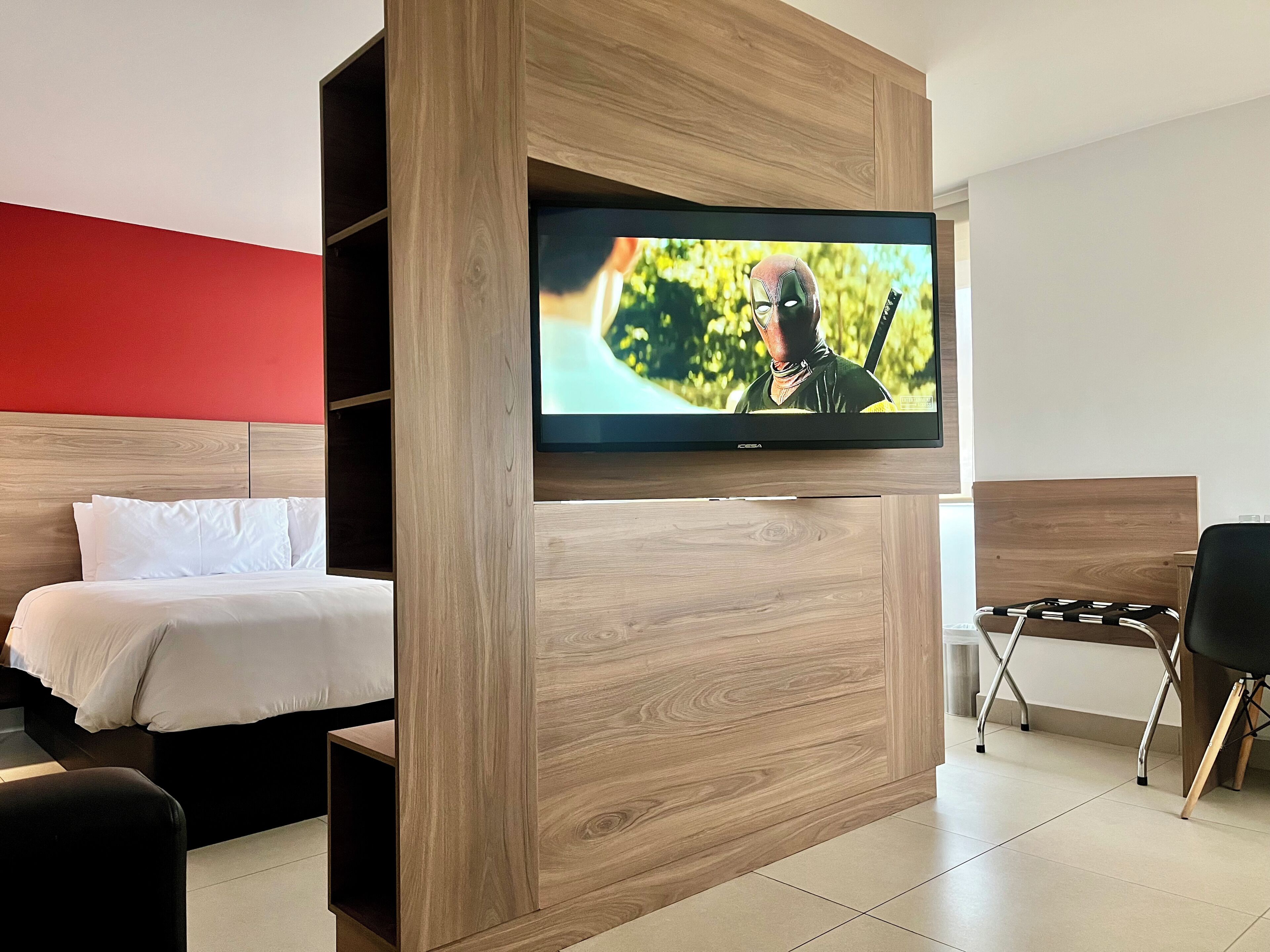 Junior-huone | Tallelokero huoneessa, kannettavalle tietokoneelle sopiva työtila