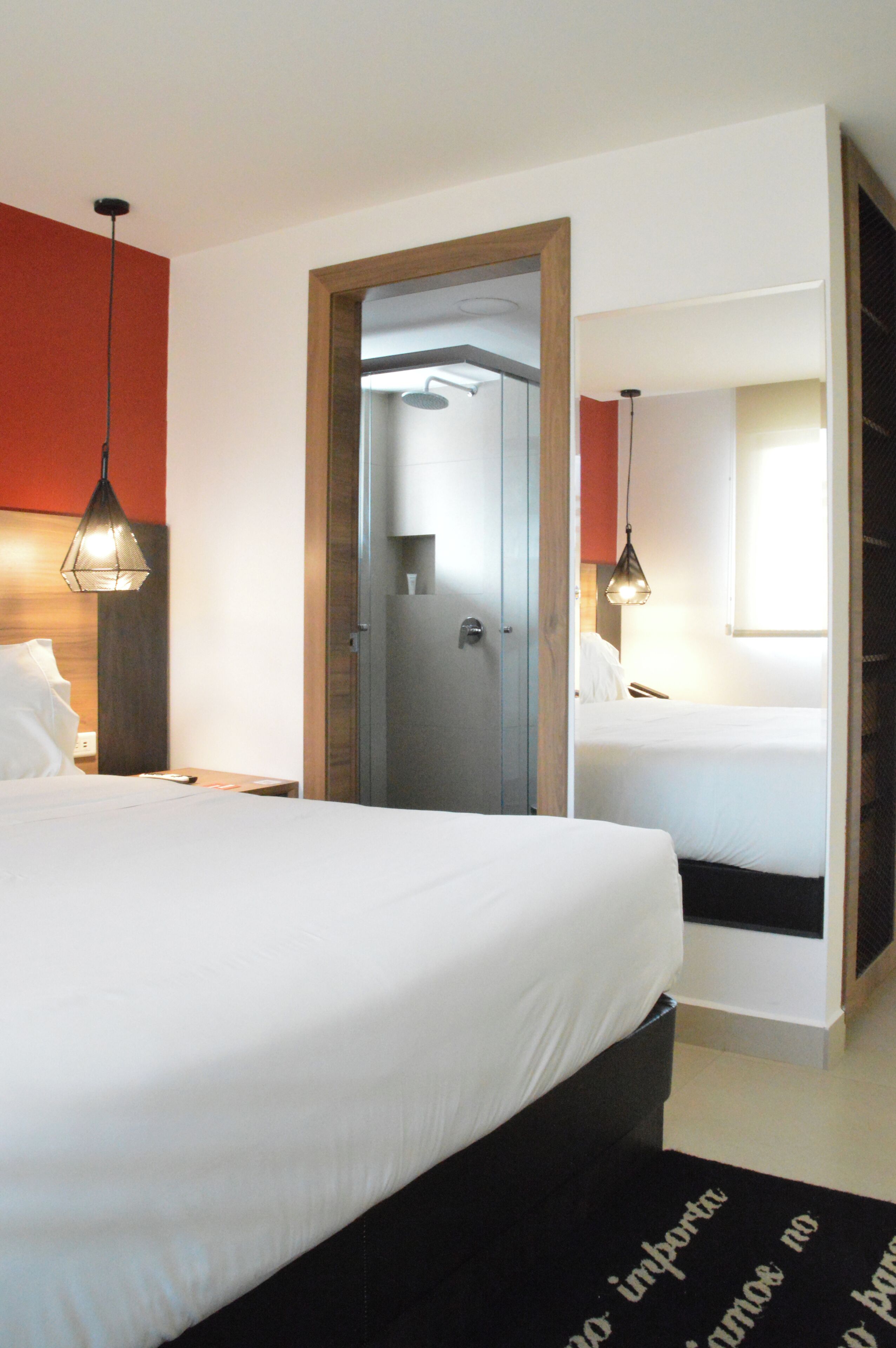 Superior-studiosviitti | Tallelokero huoneessa, kannettavalle tietokoneelle sopiva työtila