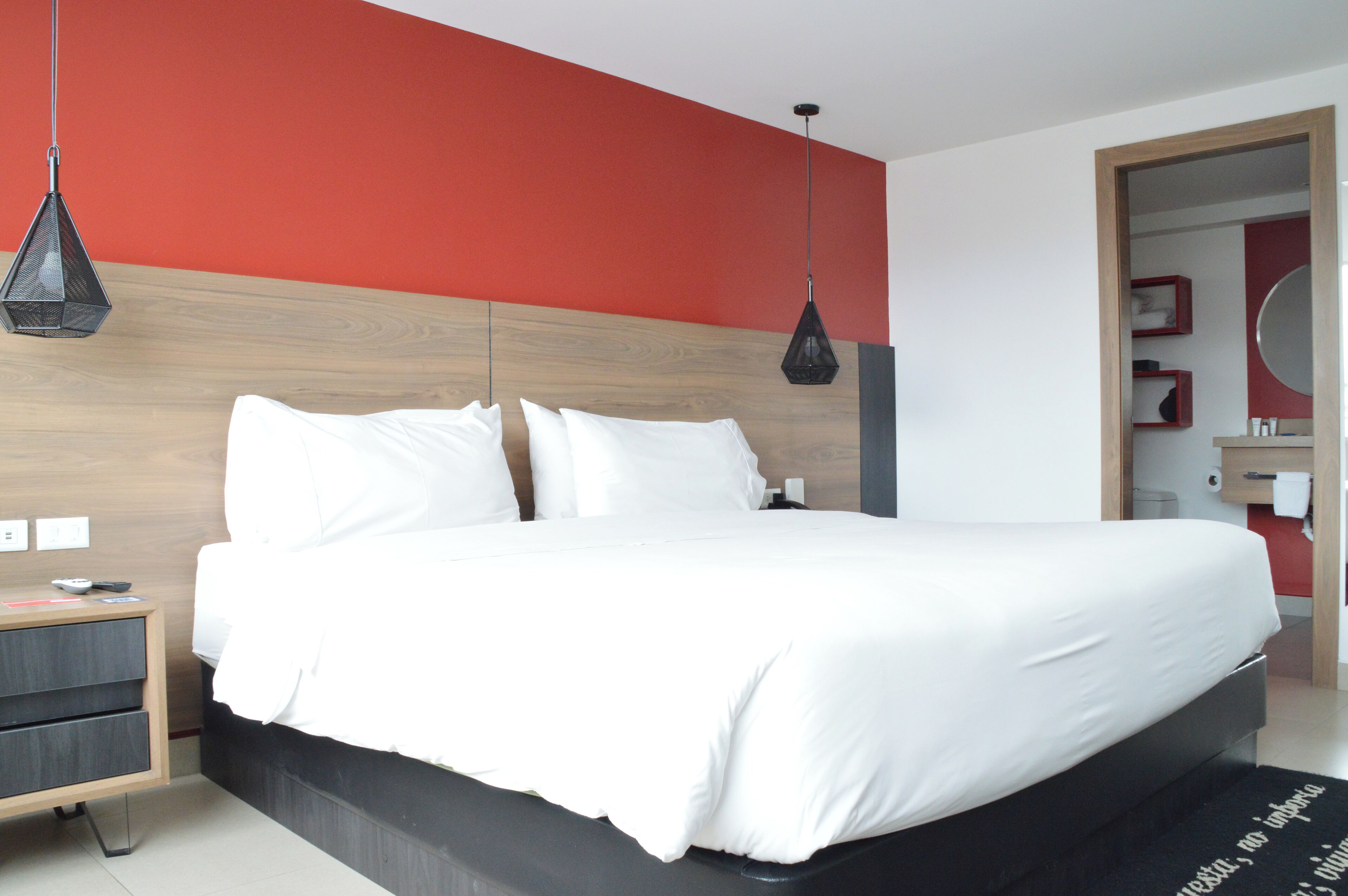 Standardrum | Värdeförvaringsskåp på rummet och arbetsyta för laptop