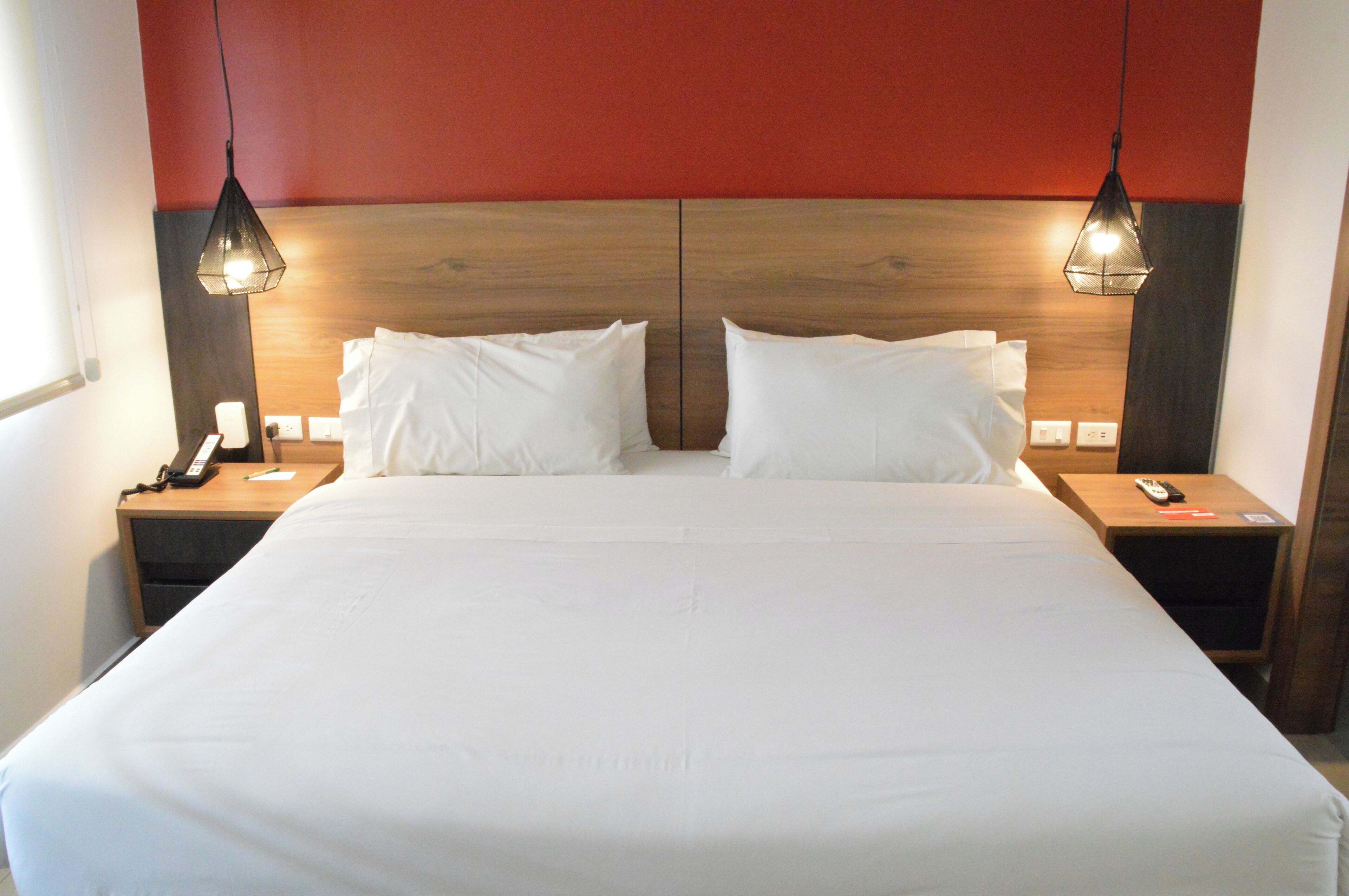 Studiosvit Superior | Värdeförvaringsskåp på rummet och arbetsyta för laptop