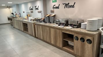 Desayuno continental diario (USD 7 por persona)