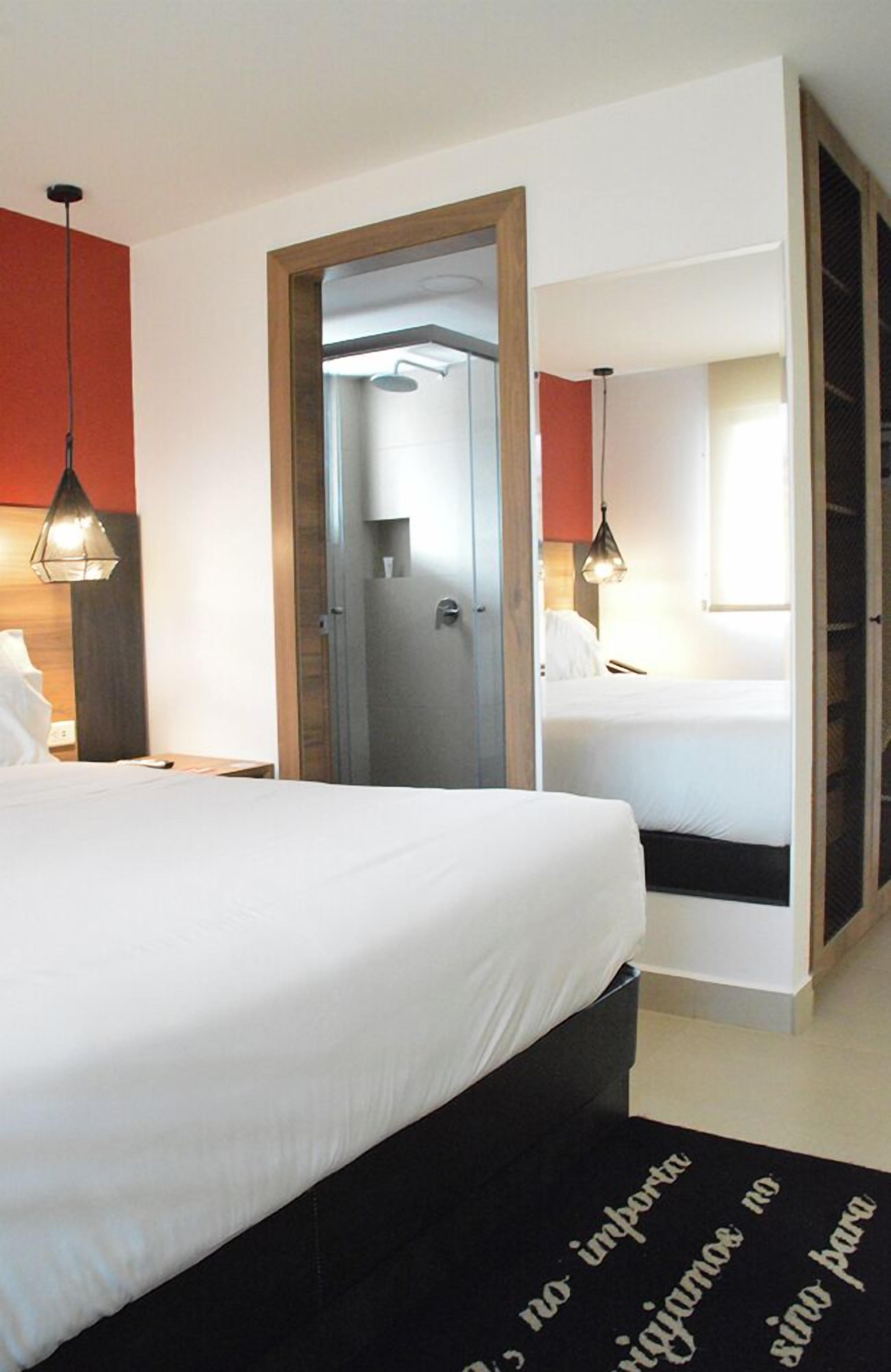 Standard-huone | Tallelokero huoneessa, kannettavalle tietokoneelle sopiva työtila