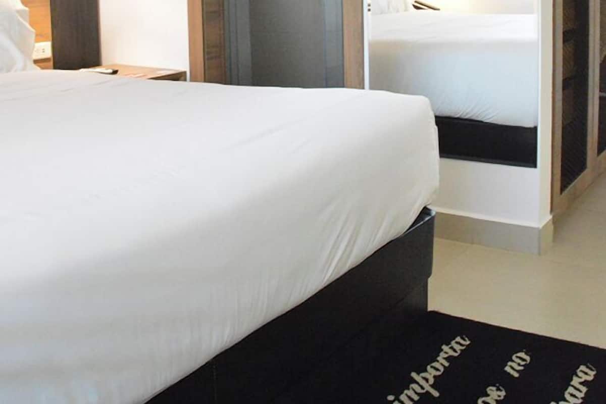 Standard-huone | Tallelokero huoneessa, kannettavalle tietokoneelle sopiva työtila