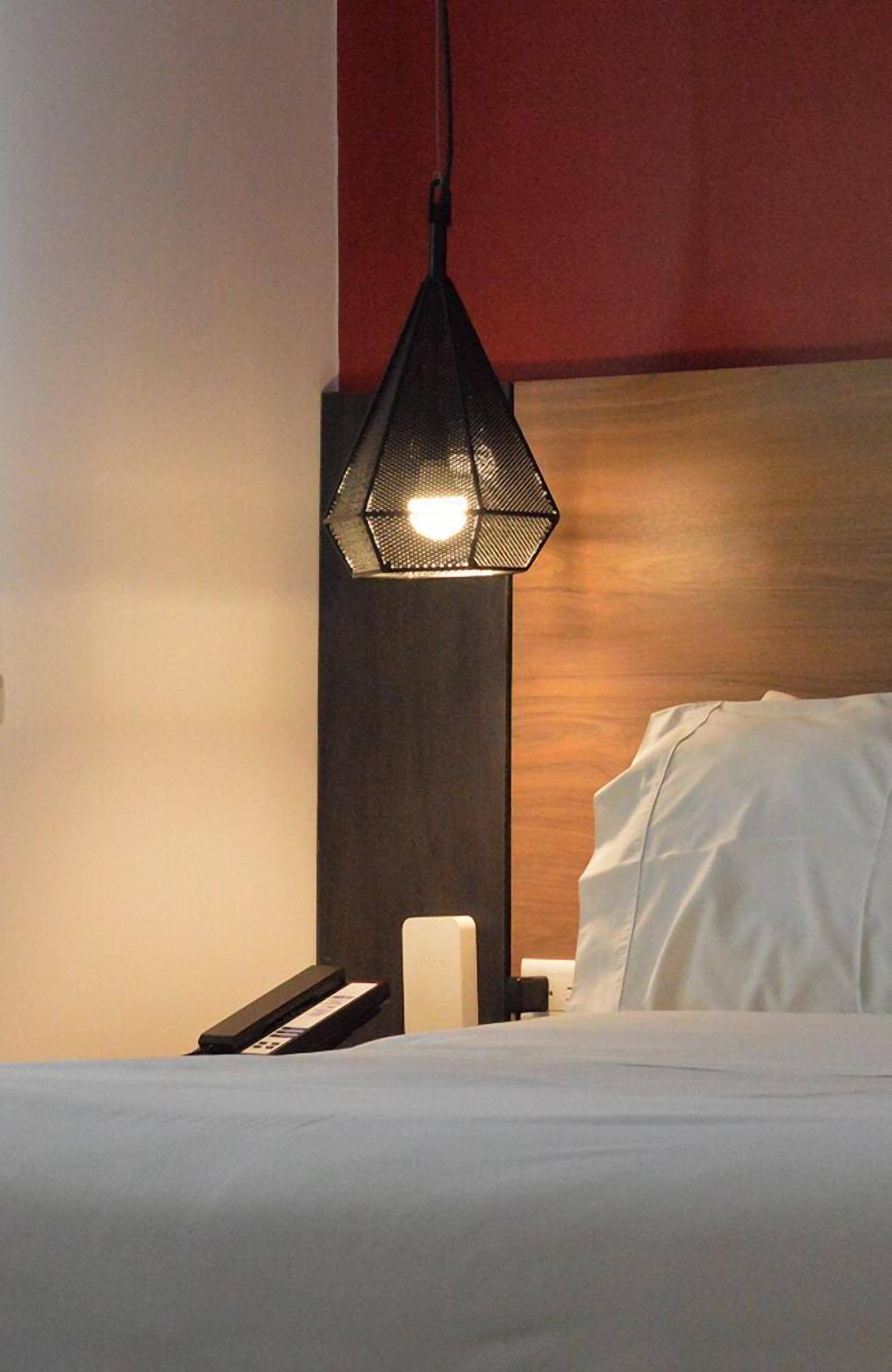 Juniorrum | Värdeförvaringsskåp på rummet och arbetsyta för laptop