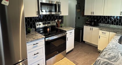 The Garden House - Renovated 2BR - Walk to LLWS