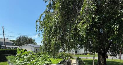 The Garden House - Renovated 2BR - Walk to LLWS