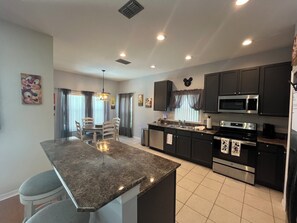 Køleskab, mikrobølgeovn, ovn, kogeplade