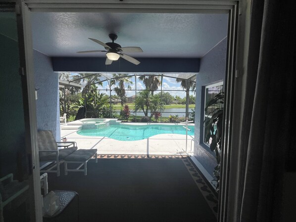 Una piscina al aire libre, una piscina climatizada