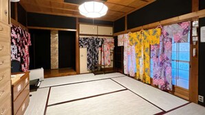 Une pièce de style japonais traditionnel, avec un sol recouvert de tatamis, des armoires en bois et des paravents en papier.