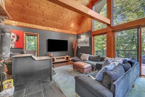 Télévision, cheminée, table de tennis de table