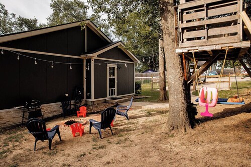 New! Pecan Hide Out is a rustic home with fire pit and tree house!