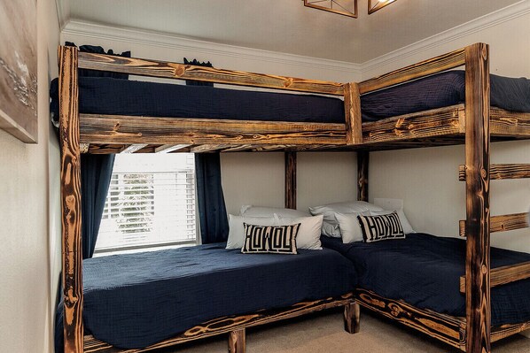 3 slaapkamers, een strijkplank/strijkijzer, reisbedje, gratis wifi