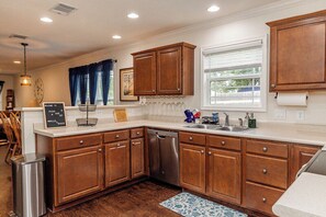 Mikroaaltouuni, liesi, astianpesukone, talouspaperi