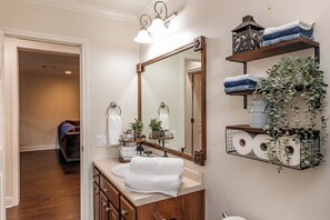 Shower, hair dryer, bidet, towels - New! Pecan Hide Out is a rustic home with fire pit and tree house! (Brenham)