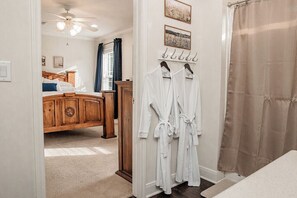 3 bedrooms, iron/ironing board, travel cot, free WiFi - New! Pecan Hide Out is a rustic home with fire pit and tree house! (Brenham)