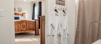 New! Pecan Hide Out is a rustic home with fire pit and tree house!