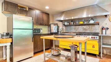 Een koelkast, een magnetron, een oven, een kookplaat