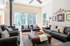 Smart-TV, Tischtennisplatte, Bücher