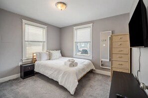 3 bedrooms, desk, iron/ironing board, free WiFi