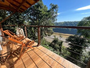 Un pontile di legno con vista su un fiume e una foresta.