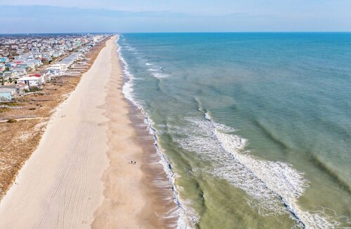Ocean view Charming 2-bedroom apartment in enchanting Kure Beach with WiFi, AC