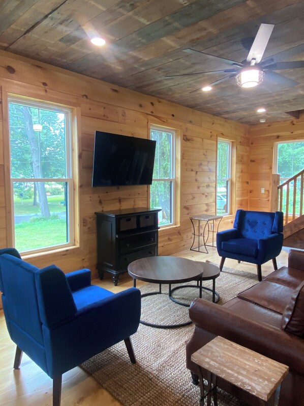 Smart TV, books - 3 bedroom with sleeping loft, fully renovated house in fabulous Bridgton, ME (Bridgton)