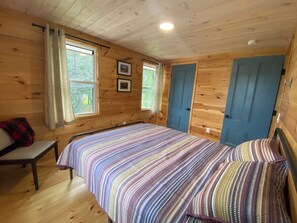 4 bedrooms, WiFi, bed sheets - 3 bedroom with sleeping loft, fully renovated house in fabulous Bridgton, ME (Bridgton)