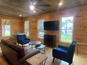 Smart TV, books - 3 bedroom with sleeping loft, fully renovated house in fabulous Bridgton, ME (Bridgton)