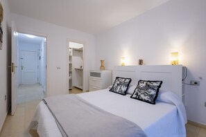 Iron/ironing board, free WiFi, bed sheets