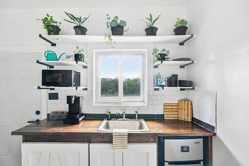 Comfortable Exuma Studio• Queen Bed •A/C• Near Restaurants, Bars and George Town