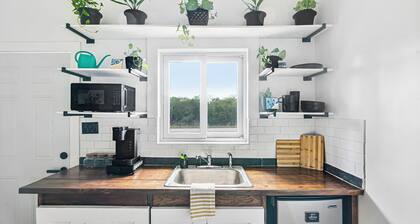 Comfortable Exuma Studio• Queen Bed •A/C• Near Restaurants, Bars and George Town