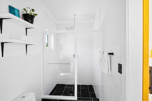 Douche, serviettes fournies, savon, shampoing