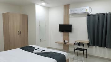 Escritorio, wifi gratis y ropa de cama