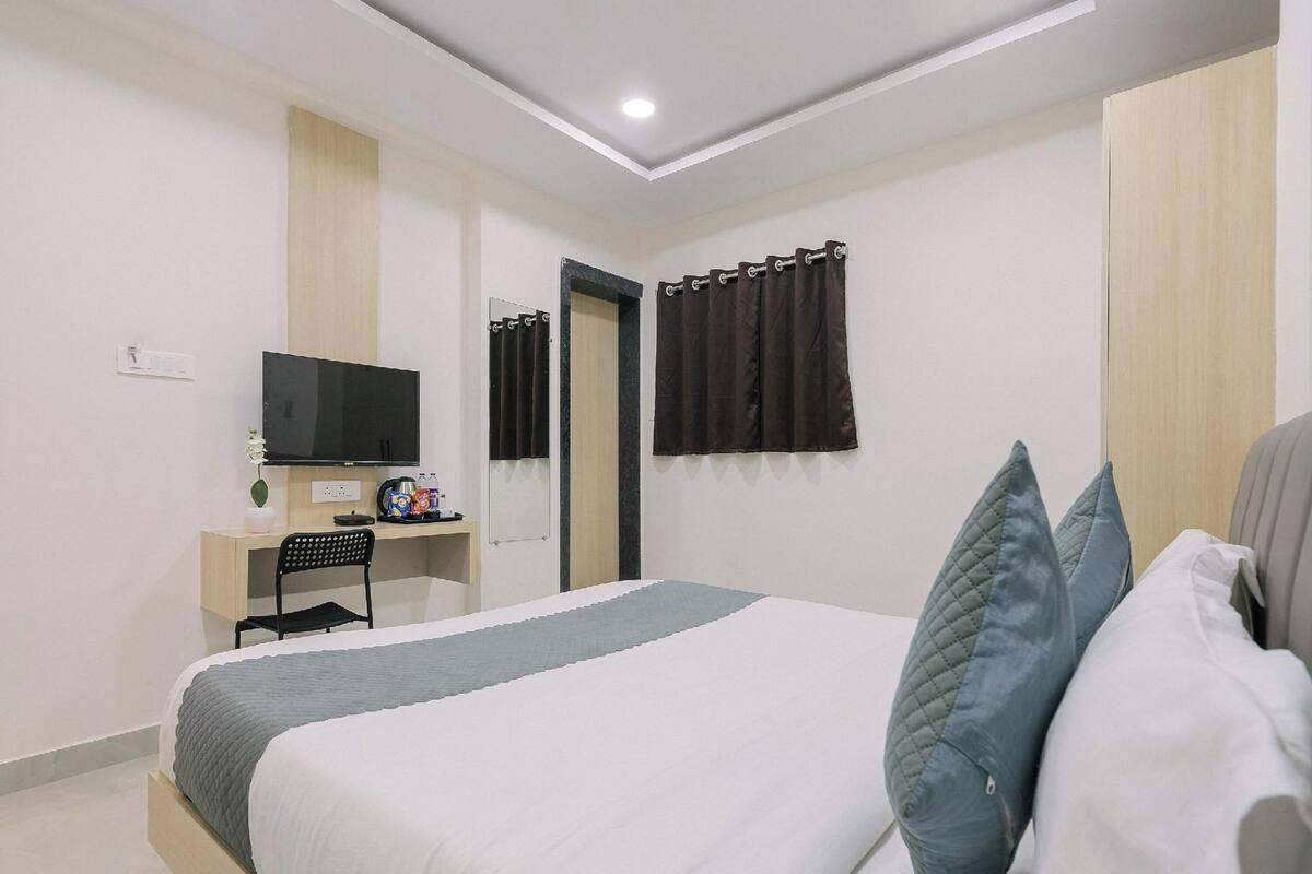 Desk, WiFi (free), bed sheets